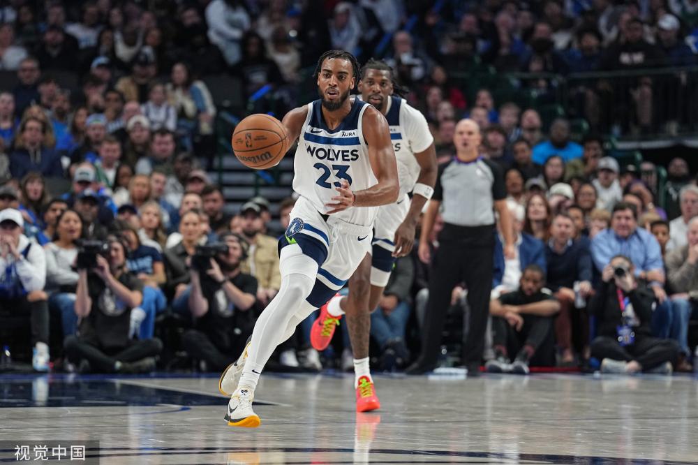 不少球迷在 不少球迷在