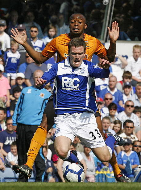 尽管他在比 尽管他在比